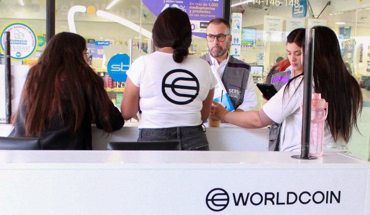 Caso Worldcoin: Sernac no pudo verificar que empresa solicite acreditación de mayoría de edad para escaneo del iris