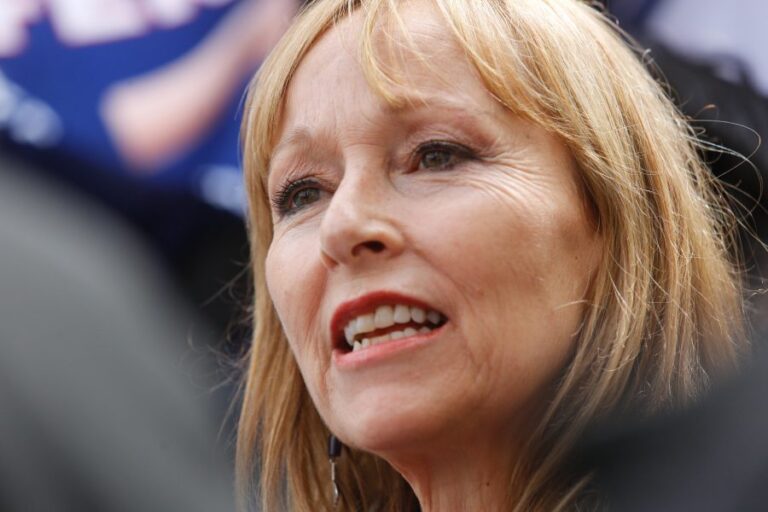 Gazmuri pide centrar debate de ley corta de Isapres y culpa a aseguradoras por 