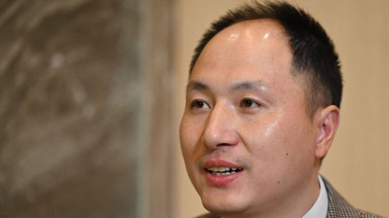 Científico chino encarcelado por editar genéticamente a dos bebés vuelve al laboratorio: No se arrepiente de nada