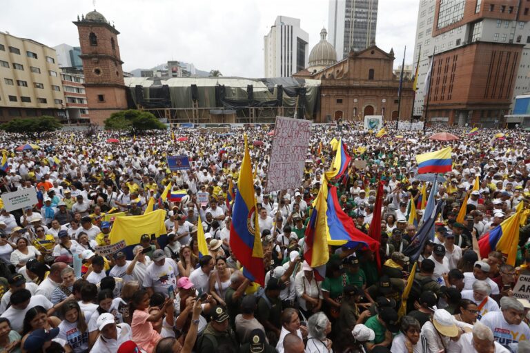 Colombia: Miles de personas protestaron contra el Gobierno y las reformas de Gustavo Petro