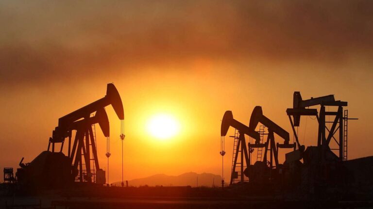 Precio del petróleo subió casi un 4% en Estados Unidos tras informarse sobre explosiones en Irán