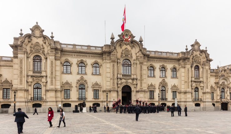 Perú autoriza un nuevo retiro de fondos de las AFP: Economistas y administradoras condenan la medida