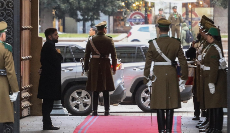 Pdte. Boric entrega sus condolencias y habla con la Guardia de Palacio tras atentado contra carabineros en Cañete