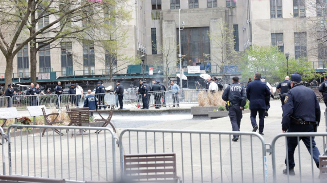 Hombre se prende fuego al exterior de la corte donde se realiza el juicio a Trump