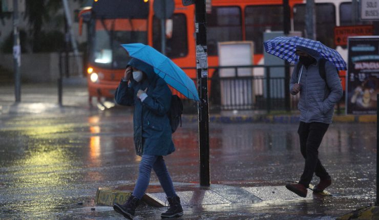 Fuerte sistema frontal causa cortes de energía en diversas comunas de la Región Metropolitana
