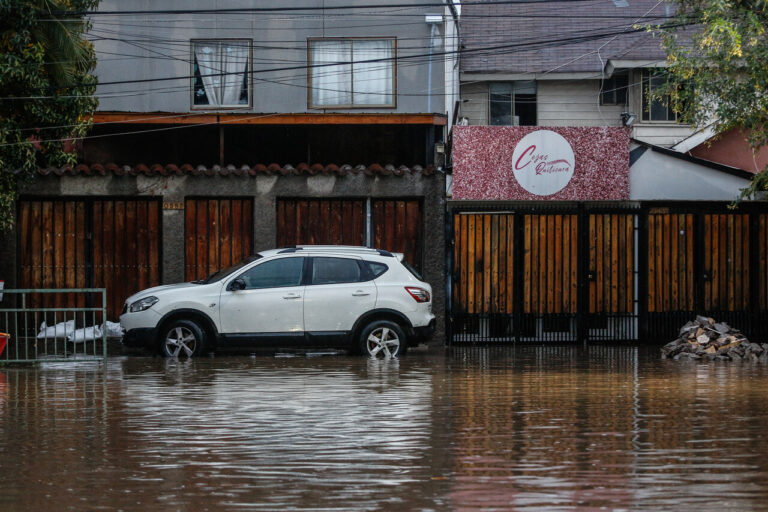 Inundación en Quilicura: Paralizan obras de inmobiliaria en Lo Cruzat y anuncian tramitación de bonos para damnificados