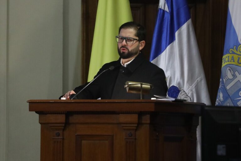 Boric recuerda a Piñera y dice que preocupación por resultados de encuestas semanales “le ha hecho muy mal a la democracia”