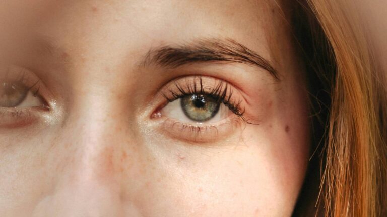 Cirugías para cambiar el color de ojos: ¿Cuáles son los riesgos?