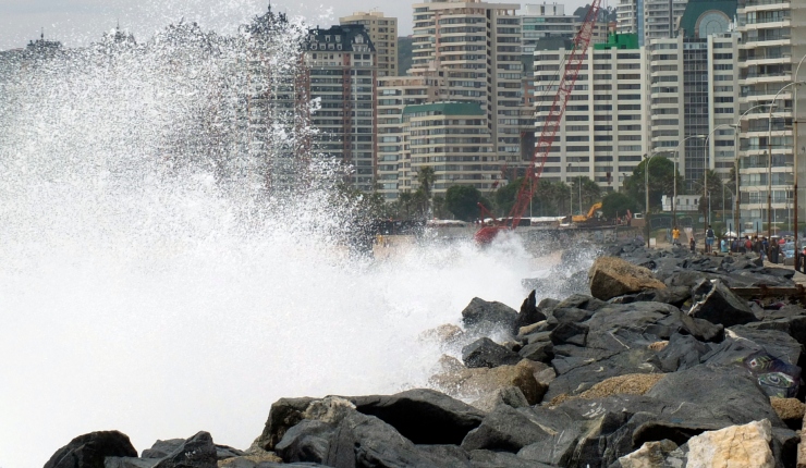 Encuentran cadáver de un hombre en roqueríos de Viña del Mar: Sería una muerte provocada por terceras personas