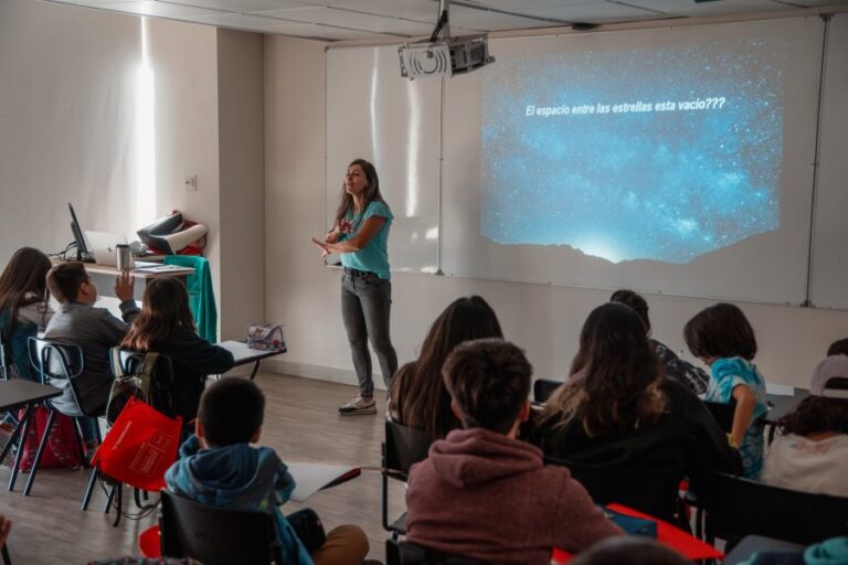 Niños de Cerro Navia disfrutan de “Club de Astronomía” organizado por académicos de la U. Autónoma