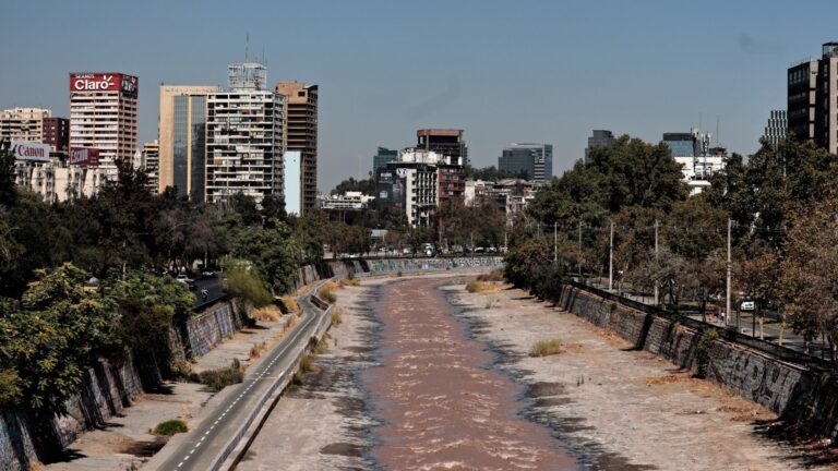 Hallan cuerpo en el Río Mapocho: Venía flotando desde el canal San Carlos