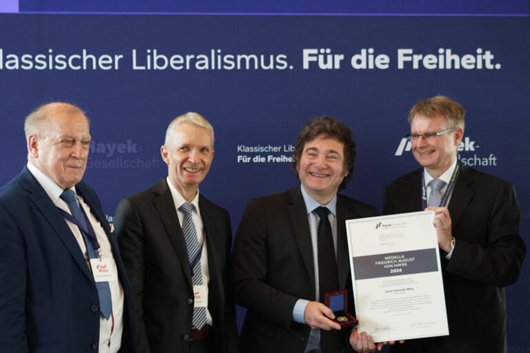 Sociedad Hayek entrega medalla de reconocimiento a Milei, destacando que 