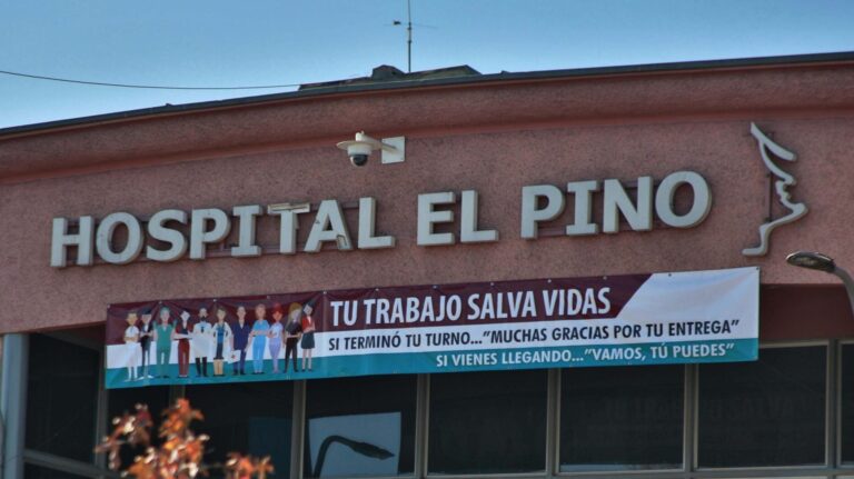Cuatro sujetos que habrían recibido disparos fueron ingresados al Hospital El Pino: Uno de ellos falleció