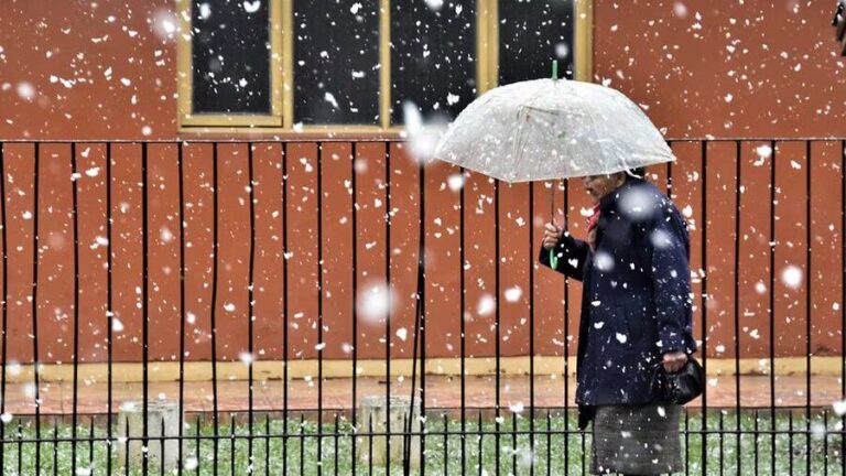 Tras pronóstico de nevadas: Emiten alerta meteorológica en seis regiones