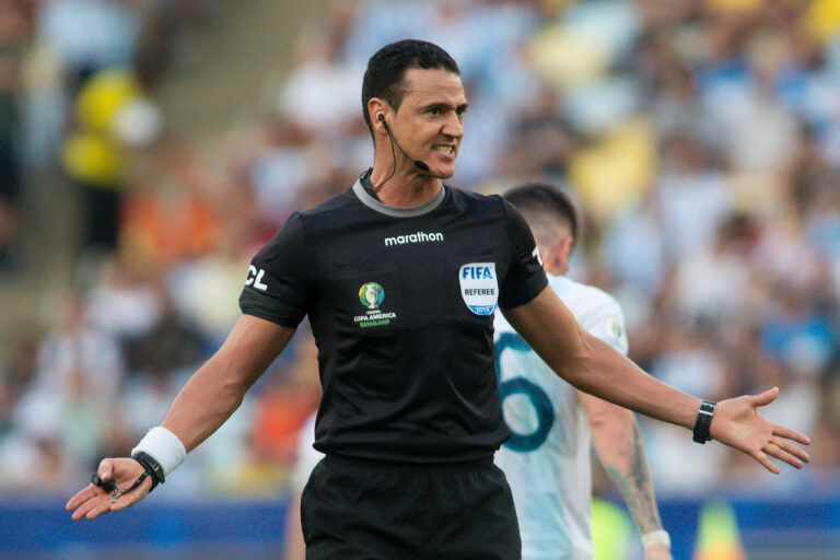 “Conducta violenta y tarjeta roja”: Conmebol reconoce error por agresión no cobrada por Wilmar Roldán en partido de Chile