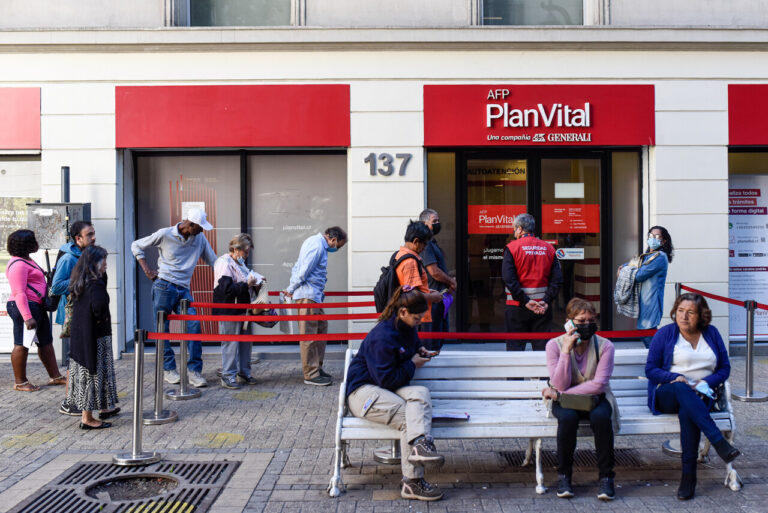 Cadem: 63% respalda la creación de una AFP estatal