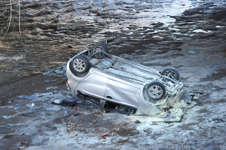 Auto cae a la ribera del río Mapocho: Hombre conducía en estado de ebriedad