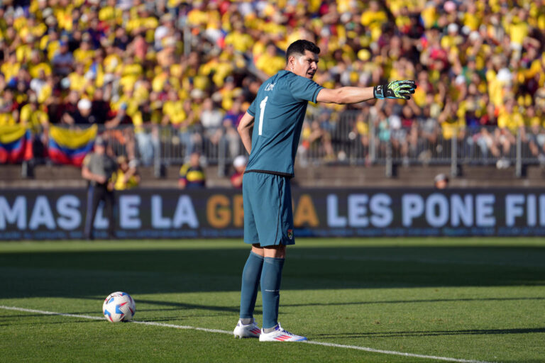 Carlos Lampe protesta contra el escaso apoyo estatal al deporte en Bolivia