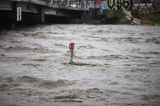 Intensas lluvias en la zona centro-sur: Sectores anegados, desbordes de ríos y dificultades en las rutas