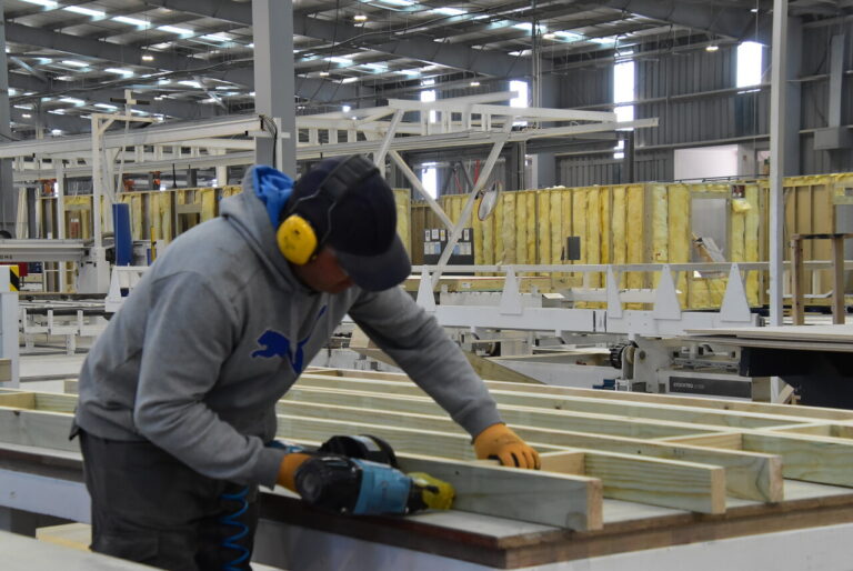 Tasa de desocupación baja a 8,3% en el trimestre marzo-mayo