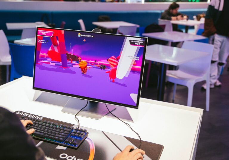 Con refresco de 360Hz: Samsung presentó en Chile el monitor gamer Odyssey OLED G6