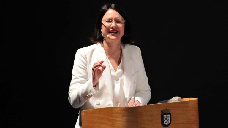 Irací Hassler defiende su gestión en la cuenta pública de Santiago y rechaza acusaciones de campaña electoral