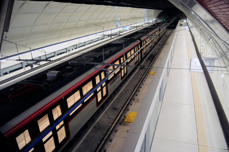 Metro tendrá horario extendido en estaciones de líneas 3 y 6 por partido de Universidad de Chile y Unión la Calera