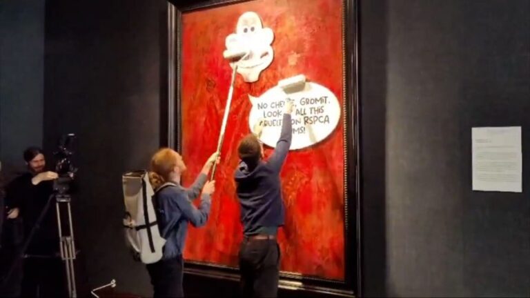 Londres: Grupo de activistas vandalizan el retrato oficial del rey Carlos III