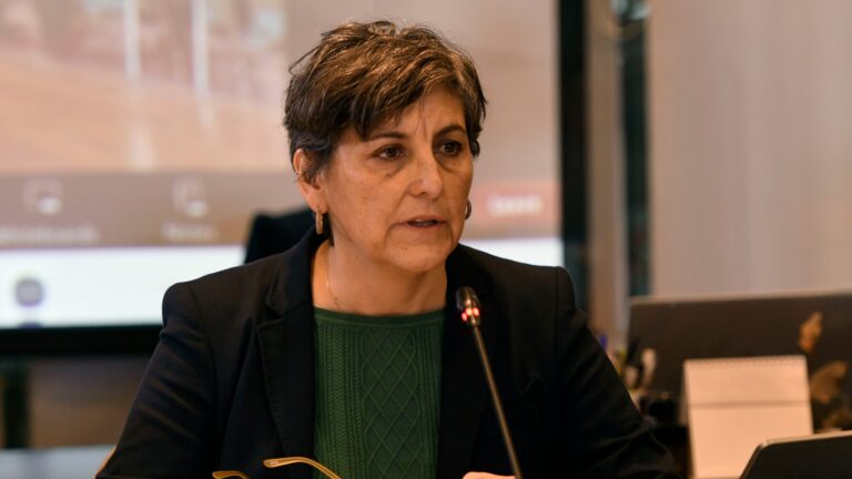 “Es muy agresiva”: Ministra Aguilera expresa preocupación por contagios relacionados con “bacteria asesina”