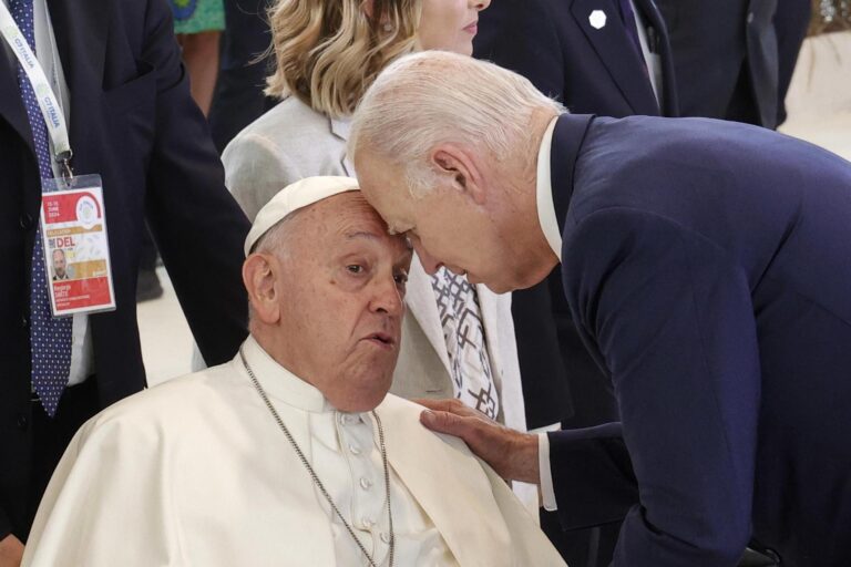 El llamativo gesto de Joe Biden con el Papa Francisco: Juntó su frente y se mantuvo quieto por unos segundos