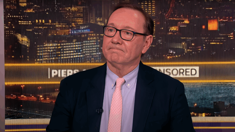 Por deudas con abogados: Kevin Spacey llora en plena entrevista al revelar que su casa está siendo embargada