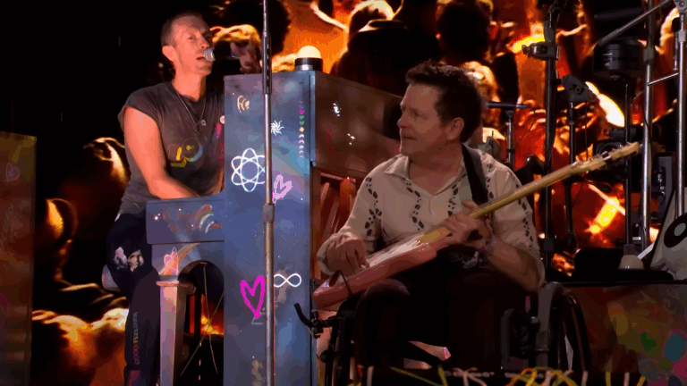 Con guitarra y en silla de ruedas: Michael J. Fox sube al escenario para interpretar canción junto a Coldplay