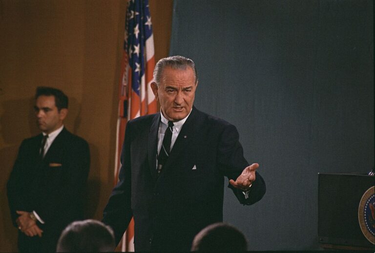 El precedente de Joe Biden: Lyndon Johnson, el otro presidente que desistió de ir a la reelección en EE.UU.
