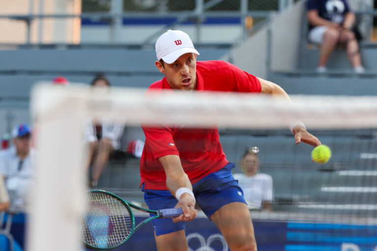 Nicolás Jarry cae en París 2024 y cierra un domingo negro en el tenis individual masculino