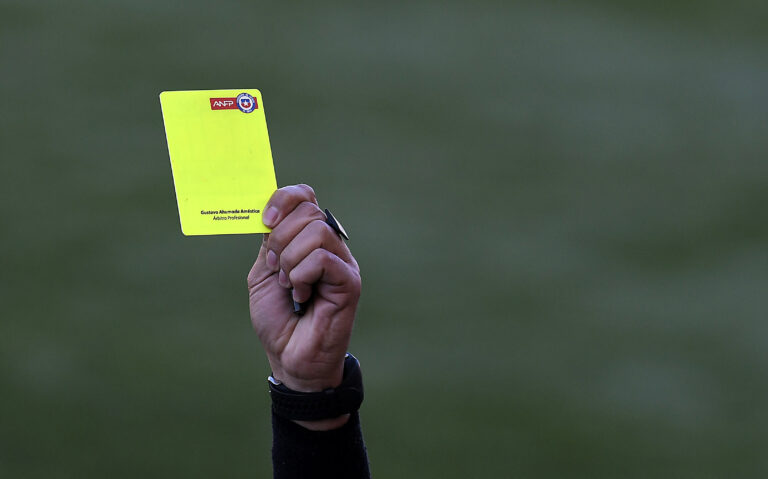 ¡Profe, tarjeta!: Estos son los cinco árbitros que más amarillas han sacado en el torneo chileno 2024