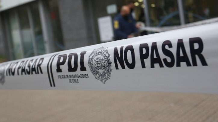 Auto volcado y con impactos de bala: Investigan homicidio en la vía pública en la comuna de Recoleta