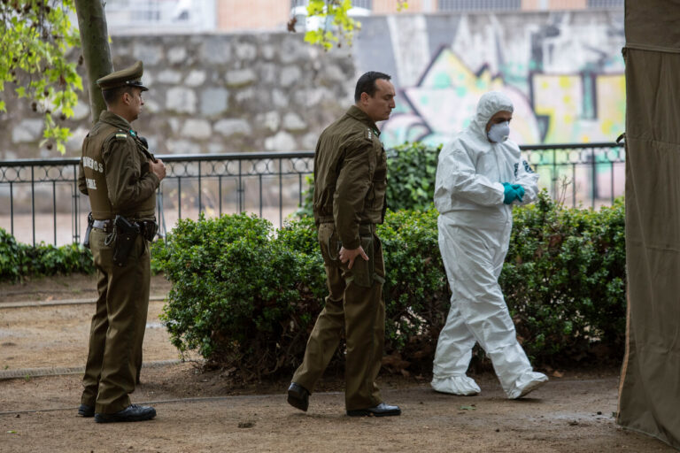 Encuentran cadáver flotando en el lecho del Río Mapocho