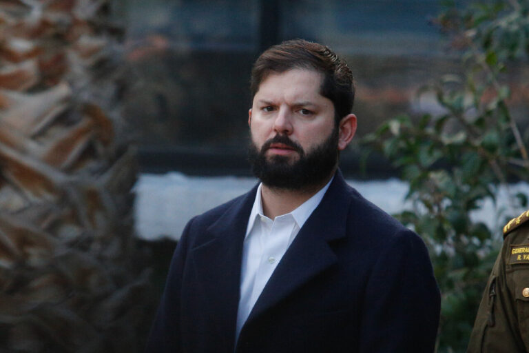 Boric valora millonaria inversión minera y reprocha críticas: 