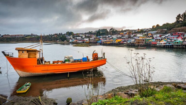 Madre e hijo fallecen al caer su camioneta al mar en Chiloé