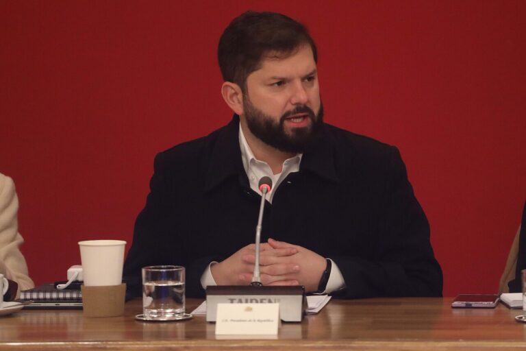 Boric destaca “brotes verdes” en medidas de responsabilidad económica, pero admite “dificultades” por alza de la luz