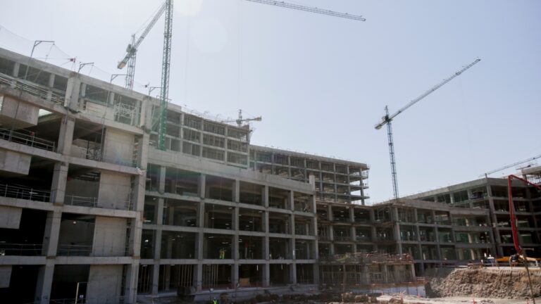 De San Miguel a Chiloé: Estos son los hospitales con mayor retraso de construcción