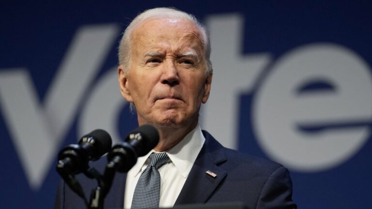 Biden parece olvidar el nombre de su secretario de Defensa y lo llama 