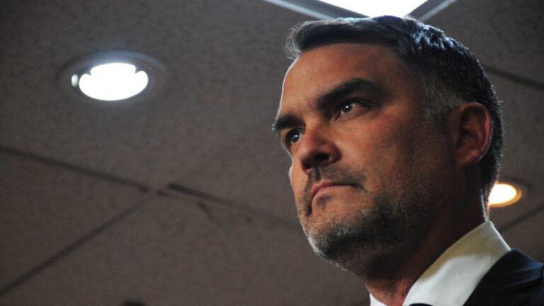 Prohíben acceso general de la prensa a comisión que preside Macaya: Senador negó que lo haya ordenado él