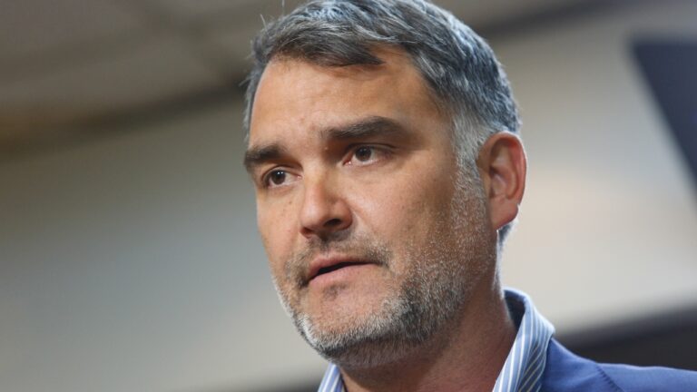 “Estoy del lado de mi padre”: Senador Macaya reitera inocencia de su padre, sentenciado por abuso sexual reiterado