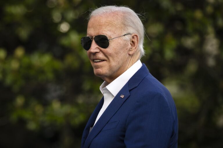Biden les dice a congresistas demócratas que mantiene su candidatura por la reelección: “Estoy firmemente comprometido”