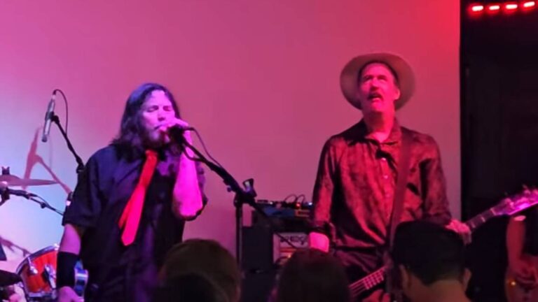 Bajista de Nirvana vuelve a los escenarios de la mano de la banda tributo FooVana