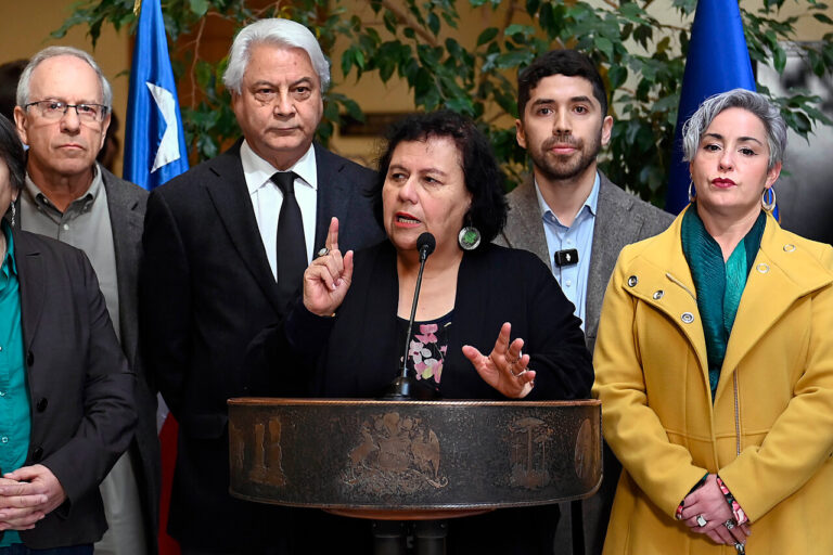 Pizarro (PC) reitera “montaje” en operativo en Villa Francia: Diputados comunistas abandonaron punto de prensa tras afirmación