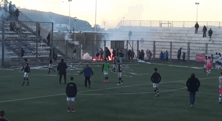 ¡No, así no, muchachos!: Clásico entre Naval y Lota termina con graves incidentes entre hinchas