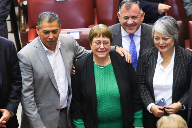 Operación rescate: Bachelet llega al Congreso para reunirse con Oficialismo-DC en medio de alta tensión en el Gobierno