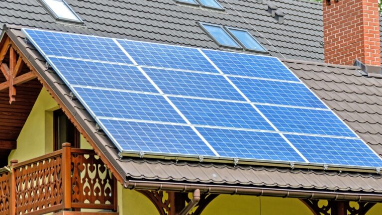 ¿Paneles solares para bajar las cuentas de luz?: Estos son los beneficios y el costo de inversión